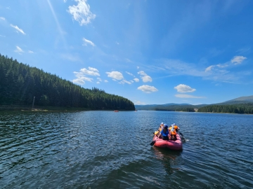 AVENTURĂ PE LAC ȘI ÎN COPACI: COMANA